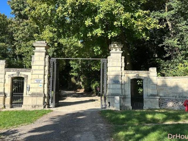 LIMAY DUPLEX 85 M² au cœur dun château du XIV siècle