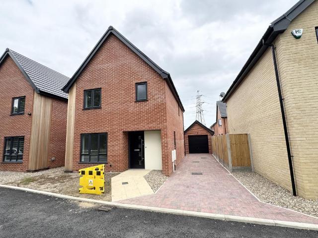 Lime Avenue, Oulton, LOWESTOFT 3 bed detached house to rent £1,400 pcm £323 pw