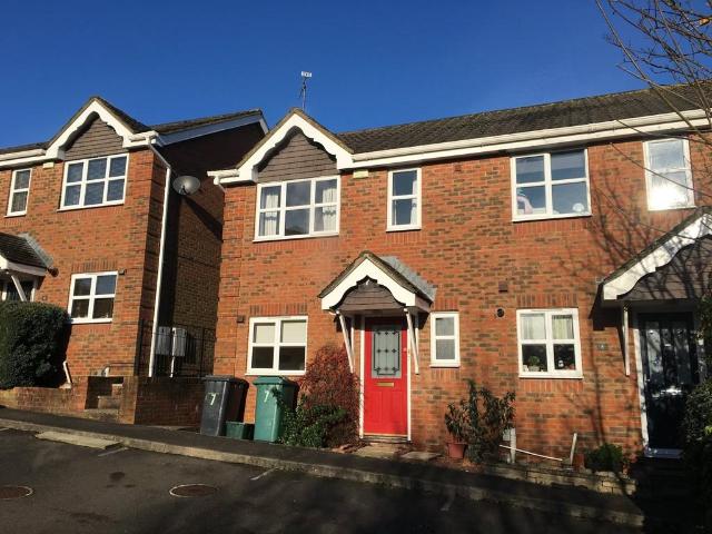 Lime Gardens, Basingstoke RG21 3 bed semi detached house to rent £1,500 pcm £346 pw