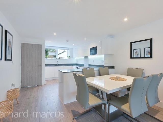 Lime Grove, NEW MALDEN 2 bed mews to rent £2,400 pcm £554 pw