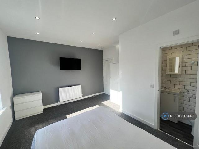 Lime Grove, Denton, Manchester, M34 1 bed in a house share to rent £800 pcm £185 pw