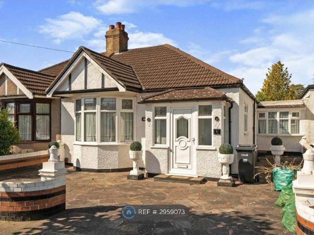 Lime Grove, Ilford IG6, 4 bed bungalow to rent, £2,500 pcm | PrimeLocation