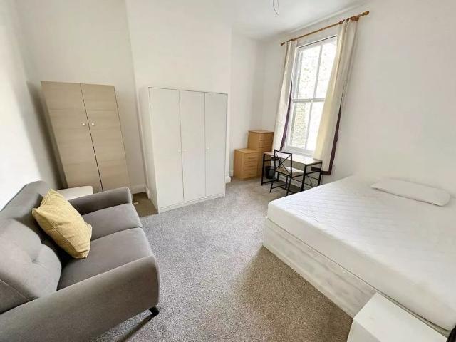 Lime Grove, London W12, 5 bed flat to rent, £4,150 pcm | PrimeLocation
