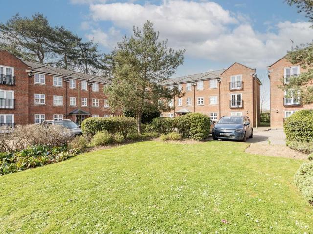 Lime Tree Court, St. Albans AL2 3 bed apartment to rent £1,850 pcm £427 pw