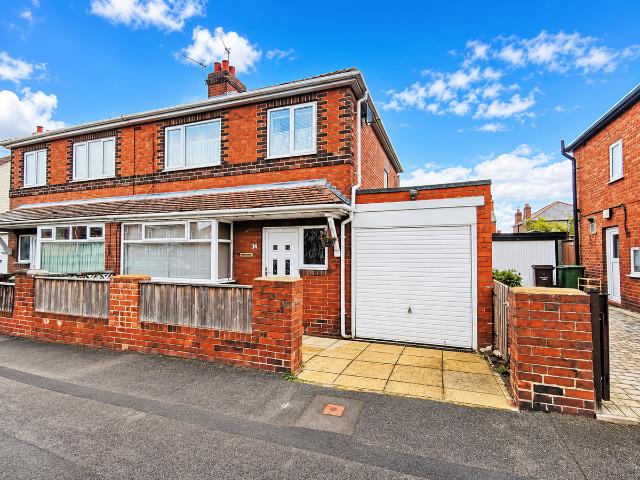 Lime Tree Avenue, Pontefract WF8, 3 bed semi detached house to rent, £1,000 pcm | PrimeLocation