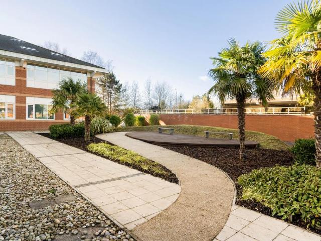 Lime Tree Way, Chineham, Basingstoke 2 bed apartment to rent £1,050 pcm £242 pw