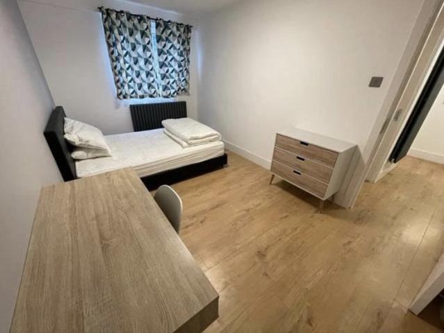 Limehouse Causeway, London E14, Room to rent, £950 pcm | PrimeLocation