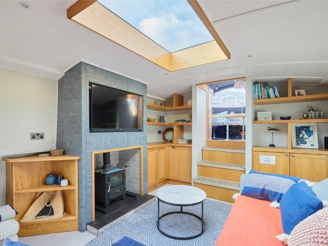 Limehouse Basin, Goodhart Place, London E14, 2 bed bungalow to rent, £3,380 pcm | PrimeLocation