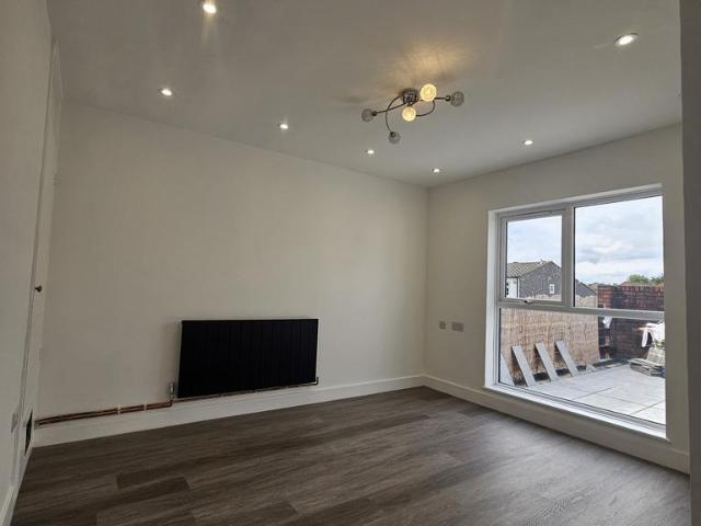 Limes Avenue, Chigwell IG7 1 bed flat to rent £1,400 pcm £323 pw