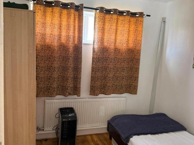 Limes Avenue, Chigwell IG7 1 bed in a house share to rent £500 pcm £115 pw