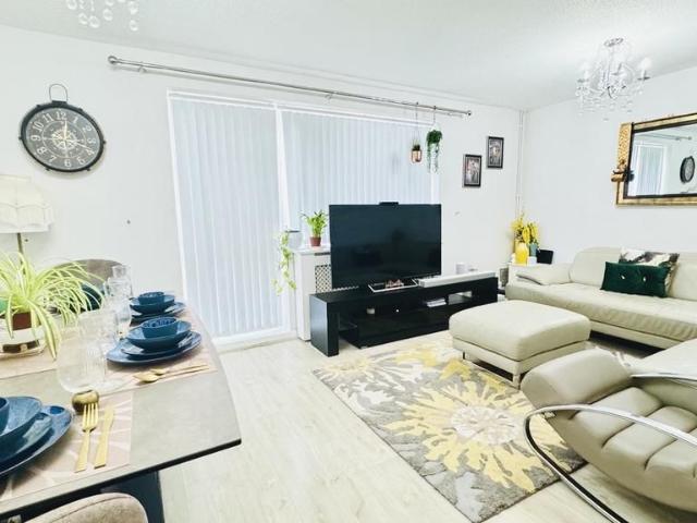 Limes Avenue, Chigwell IG7, 3 bed semi detached house to rent, £2,400 pcm | PrimeLocation
