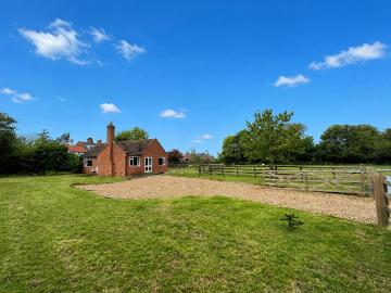 LIMES BUNGALOW, MIDDLE LANE, NETHER. 2 bed detached bungalow to rent £1,395 pcm £322 pw