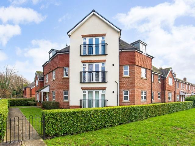 Limes Close, Redhill RH1, 2 bed flat to rent, £1,695 pcm | PrimeLocation