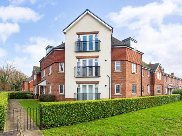 Limes Close Redhill RH1 2 bed flat to rent £1,695 pcm £391 pw