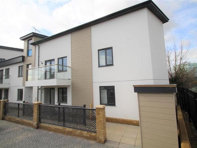 Limewood Place, Littlehampton 2 bed flat to rent £1,225 pcm £283 pw