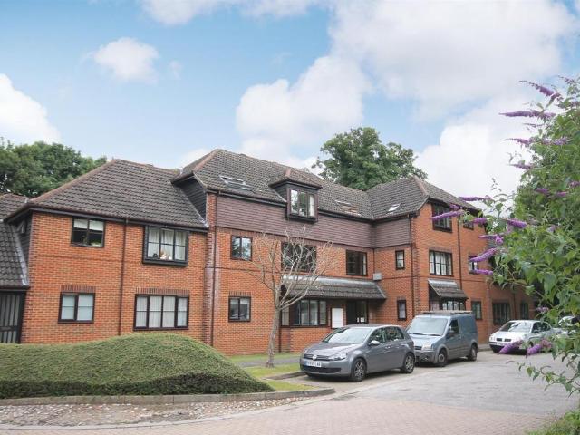 LIMEWAY TERRACE, DORKING, RH4 2 bed maisonette to rent £1,375 pcm £317 pw