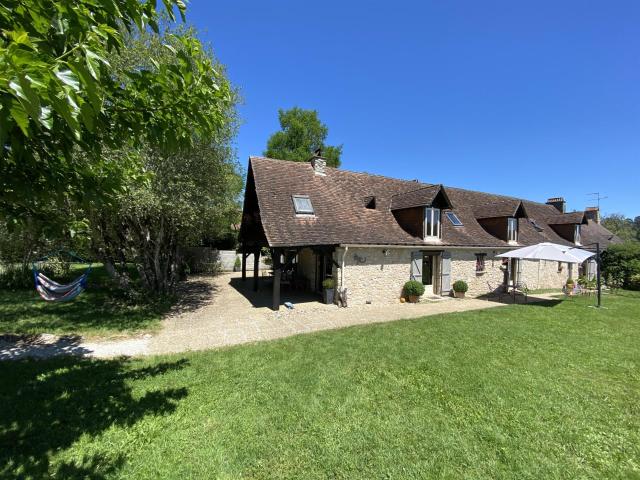 Limeyrat 24210 Dordogne: Longere 226M2 Habitable 2762 M2 Ter. 226m² Limeyrat