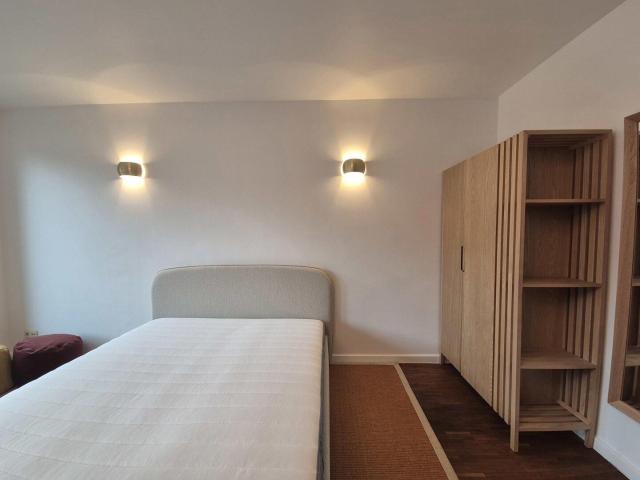 Limite Uccle Av. Brugmann: Large furnished studio
