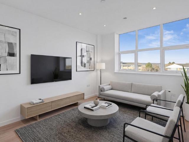 LIMITED OFFER: £400.00 RENT. 2 bed flat to rent £1,375 pcm £317 pw