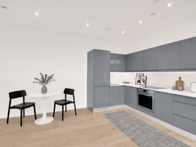 LIMITED OFFER: £500.00 RENT. 1 bed flat to rent £1,130 pcm £261 pw