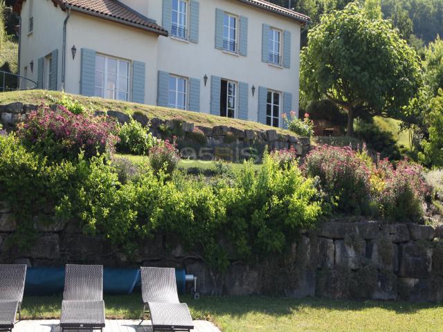 LIMONEST A LOUER SUPERBE MAISON DE CARACTERE AVEC PISCINE MAGNIFIQUE VUE Située dans les Monts d’Or