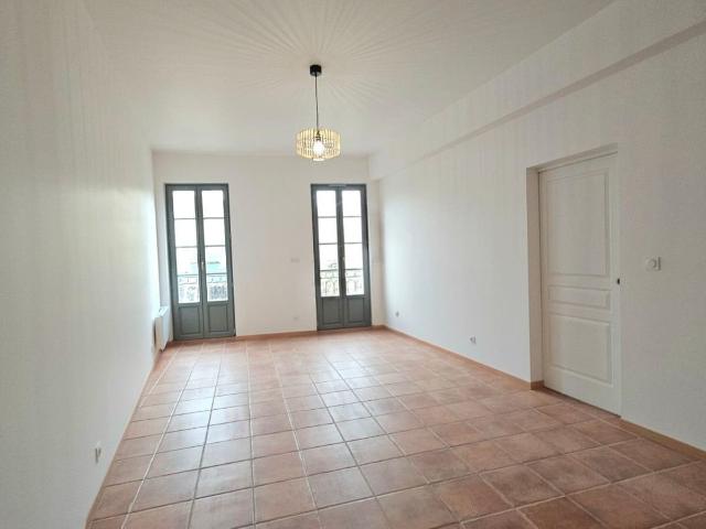 Limoux immeuble composé de 2T2, 1T3 et deux locaux commercia. 208m² Limoux