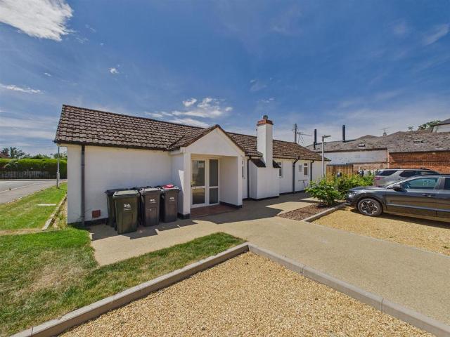 Linton Hanley Swan Worcestershire 4 bed detached bungalow to rent £1,750 pcm £404 pw