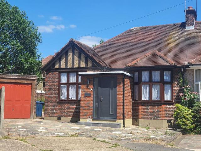Lincoln Close, Harrow, HA2 3 bed semi detached bungalow to rent £1,950 pcm £450 pw