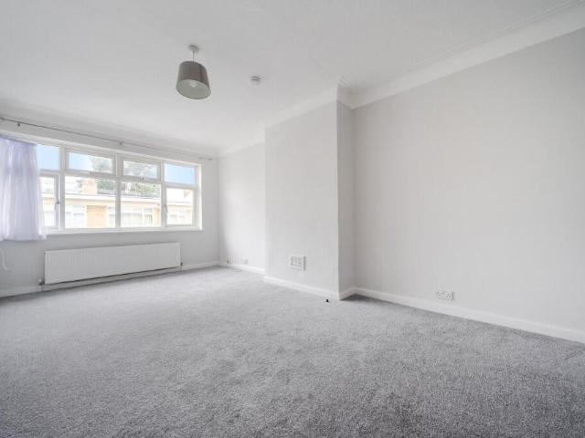 Lincoln Close, LONDON 2 bed flat to rent £1,650 pcm £381 pw