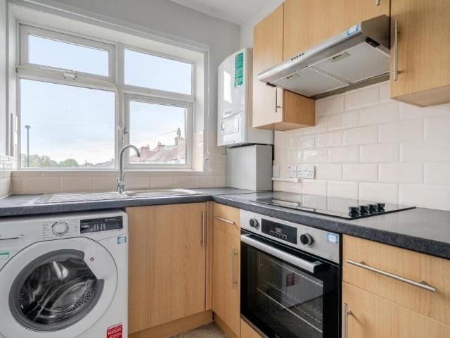 Lincoln Close, London SE25, 2 bed flat to rent, £1,650 pcm | PrimeLocation