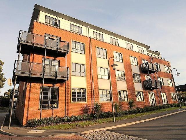 Lincoln Court, Wallis Square, Farnborough GU14, 1 bed flat to rent, £1,150 pcm | PrimeLocation