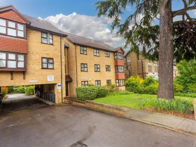 Lincoln Court, Warham Road, South Croydon CR2, 2 bed flat to rent, £1,500 pcm | PrimeLocation