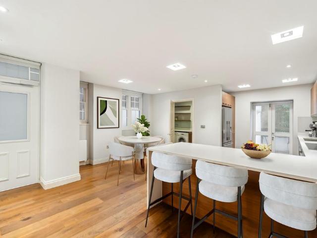Lincoln Court, 42 Maida Vale, London, W9 3 bed flat to rent £5,997 pcm £1,384 pw