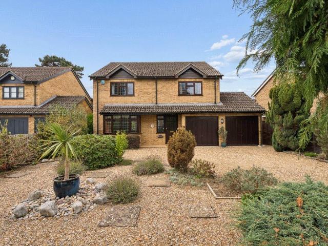 Lincoln Gardens, Reading RG10 4 bed detached house to rent £2,750 pcm £635 pw