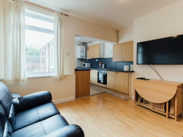 Lincoln LN1 4 bed terraced house to rent £1,508 pcm £348 pw