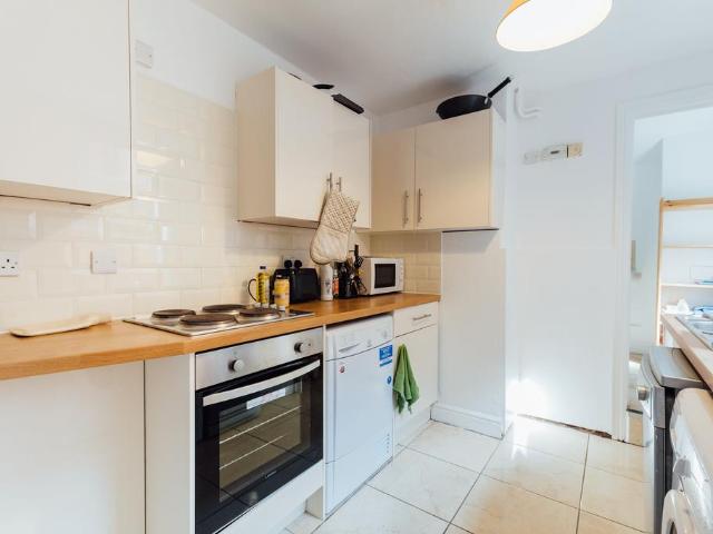 Lincoln LN1 4 bed terraced house to rent £1,733 pcm £400 pw