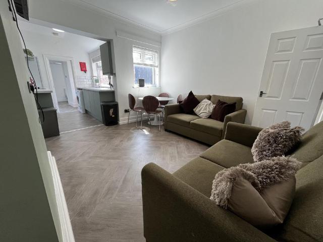 Lincoln LN1 4 bed terraced house to rent £2,167 pcm £500 pw