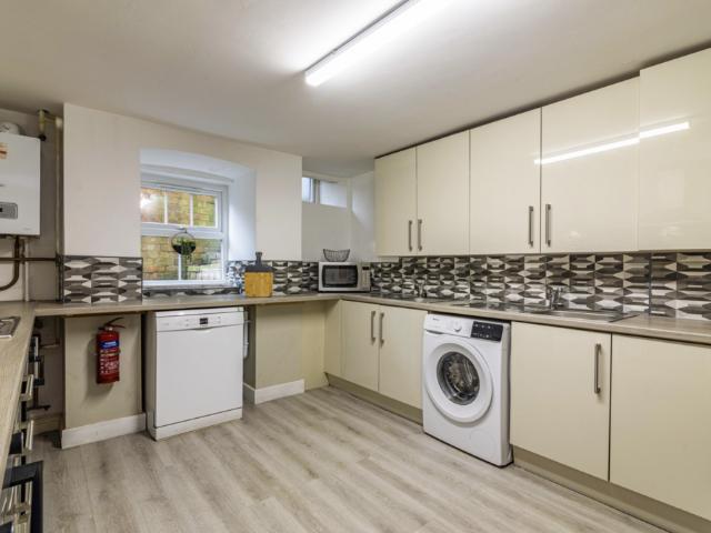 Lincoln LN1 8 bed terraced house to rent £3,813 pcm £880 pw