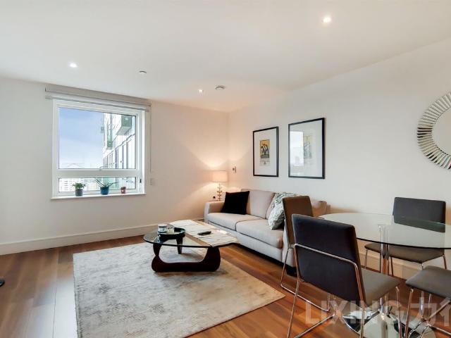 Lincoln Plaza, Canary Wharf E14, 1 bed flat to rent, £2,700 pcm | PrimeLocation