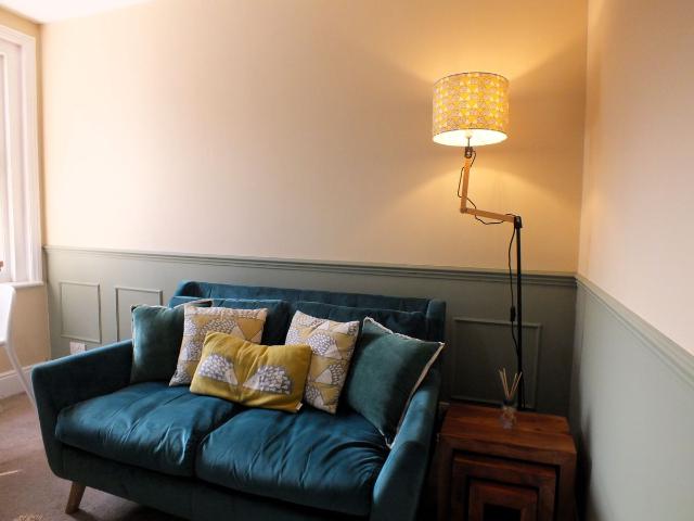 Lincoln Road, Dorking RH4, 1 bed flat to rent, £1,000 pcm | PrimeLocation