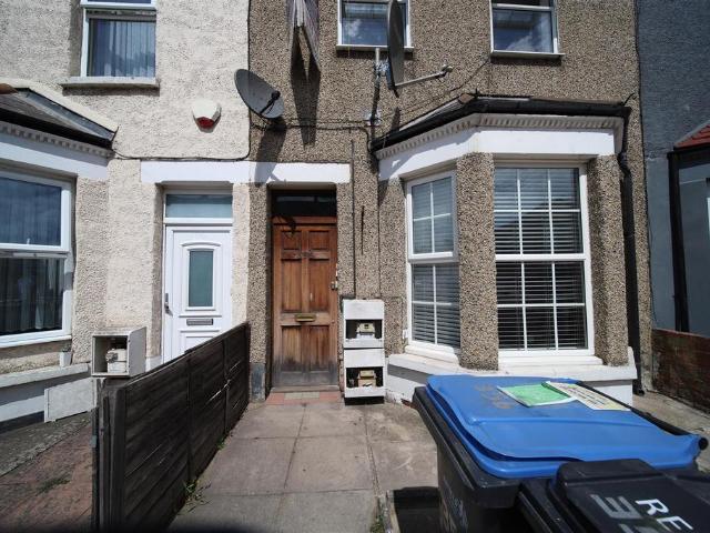 Lincoln Road, Enfield 2 bed flat to rent £1,600 pcm £369 pw