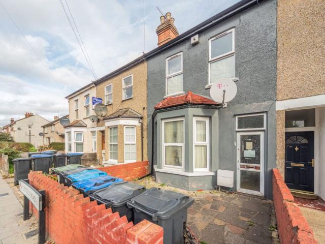 Lincoln Road, Enfield EN3, Studio to rent, £1,150 pcm | PrimeLocation