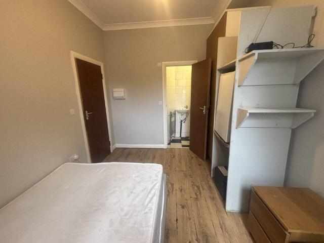 Lincoln Road Enfield London EN3 Studio to rent £950 pcm £219 pw
