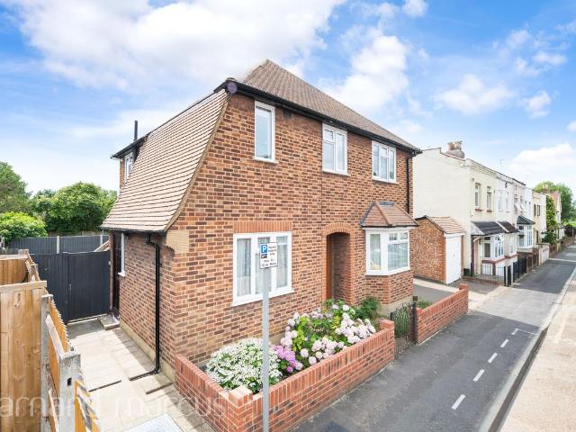 Lincoln Road, Worcester Park KT4, 2 bed maisonette to rent, £1,900 pcm | PrimeLocation