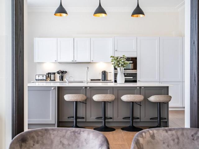 Lincoln's Inn Fields, London WC2A 2 bed serviced apartment to rent £20,150 pcm £4,650 pw