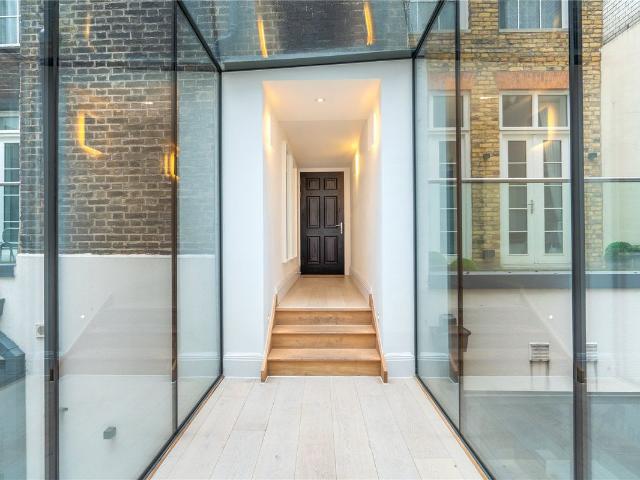 Lincoln's Inn Fields, London WC2A, 3 bed flat to rent, £14,000 pcm | PrimeLocation
