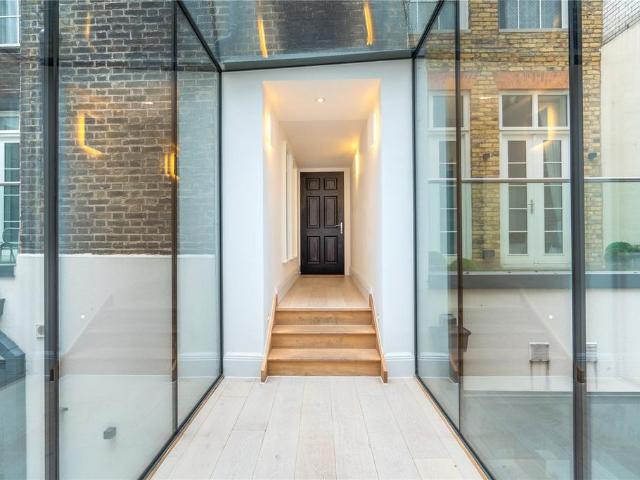 Lincoln's Inn Fields, London, WC2A 3 bed flat to rent £14,000 pcm £3,231 pw
