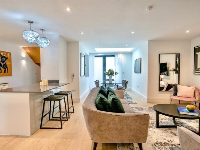 Lincoln's Inn Fields, London, WC2A 3 bed flat to rent £14,000 pcm £3,231 pw