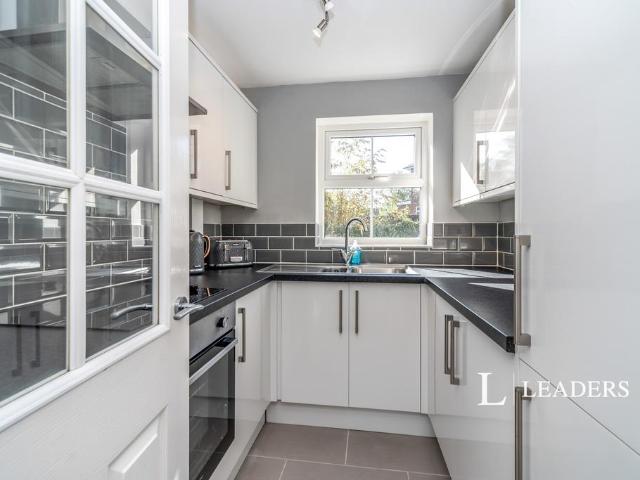 Linclare Place, Eaton Ford, St. 1 bed flat to rent £950 pcm £219 pw