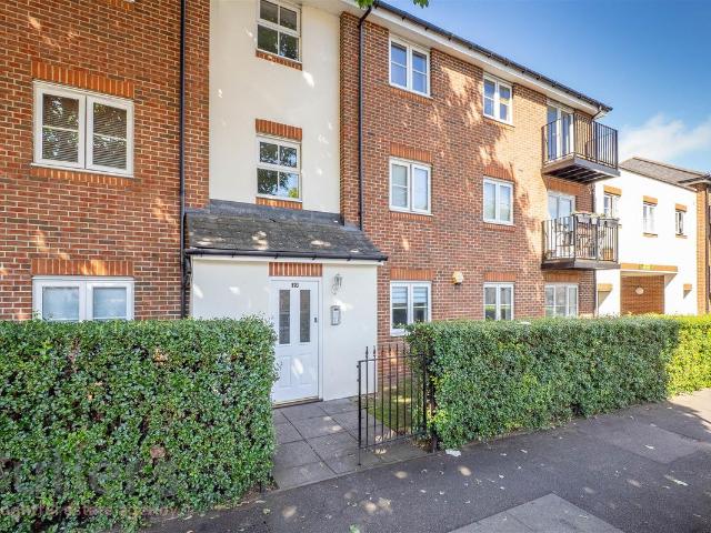 Lind Road, Sutton SM1, 2 bed flat to rent, £1,750 pcm | PrimeLocation